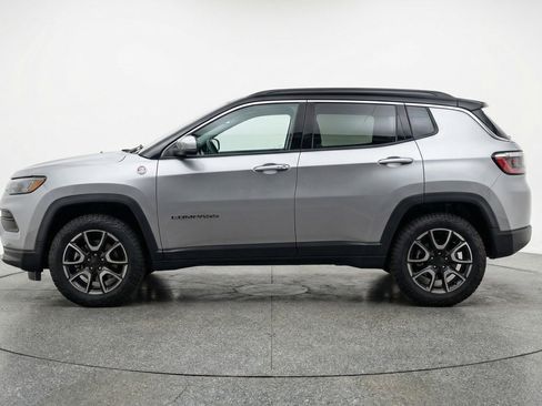 Used 2025 Jeep Compass Trailhawk AWD/4WD image 5