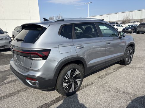 New 2026 Volkswagen Taos SE image 4