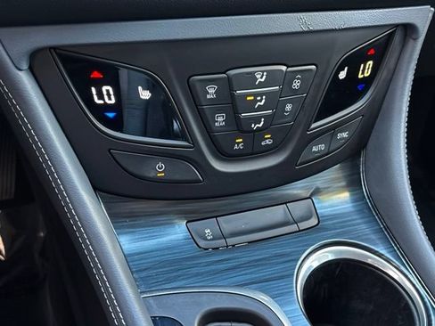 Used 2019 Buick Envision Essence FWD image 23