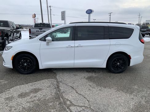 Used 2022 Chrysler Pacifica Touring-L image 7