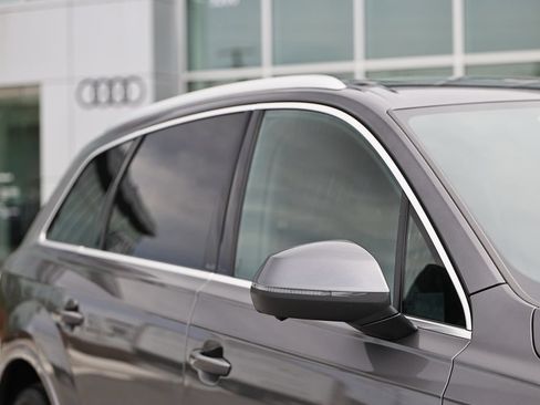 Certified 2025 Audi Q7 2.0T Premium w/ Convenience Package AWD/4WD image 3