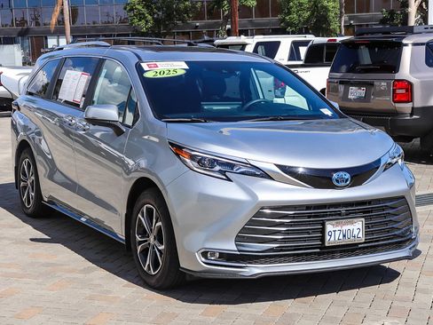 Used 2025 Toyota Sienna Platinum image 3