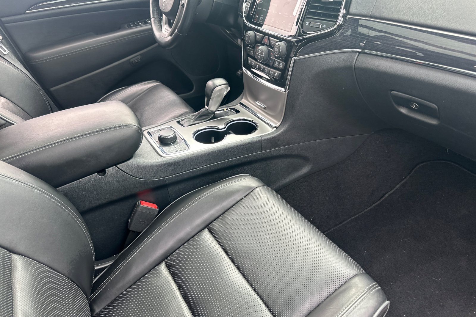 Used 2020 Jeep Grand Cherokee Overland AWD/4WD image 16