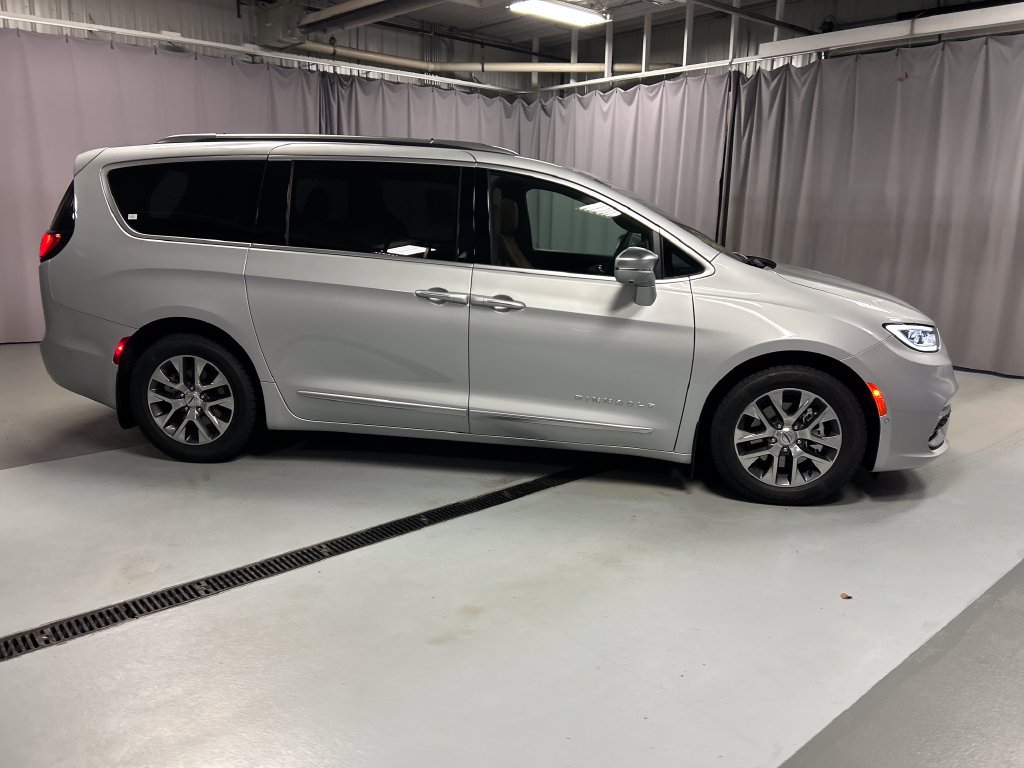 Used 2024 Chrysler Pacifica Pinnacle FWD image 8