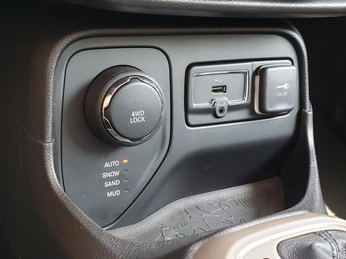Used 2017 Jeep Renegade Latitude w/ Cold Weather Group AWD/4WD image 24
