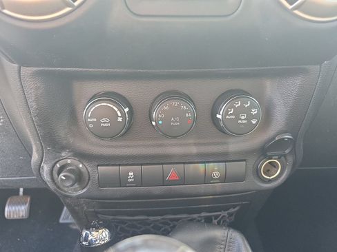 Used 2015 Jeep Wrangler Unlimited Rubicon w/ Dual Top Group AWD/4WD image 33