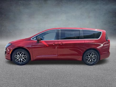 New 2027 Chrysler Pacifica Limited FWD image 4