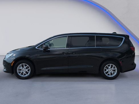 Used 2023 Chrysler Voyager LX FWD image 3