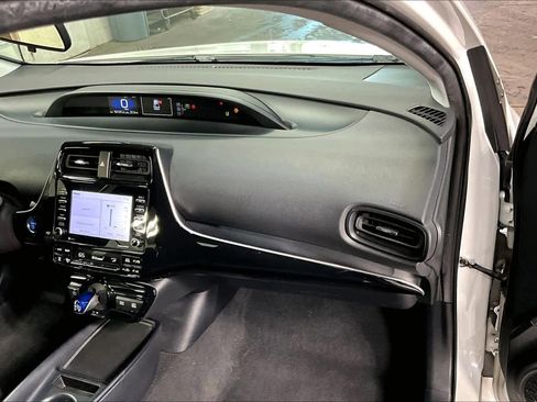 Used 2021 Toyota Prius L Eco image 18