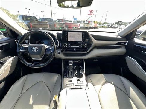 Certified 2021 Toyota Highlander XLE AWD/4WD image 15