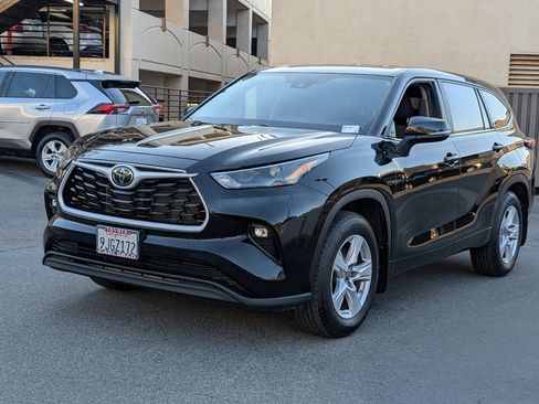 Used 2024 Toyota Highlander LE image 12