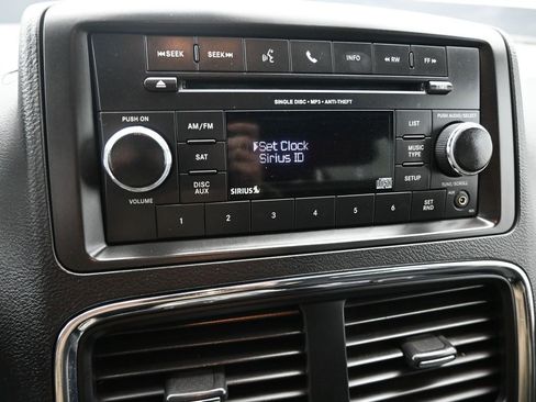 Used 2016 Dodge Grand Caravan SE image 15