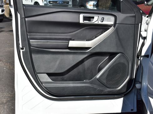 Used 2024 Ford Explorer Limited image 12
