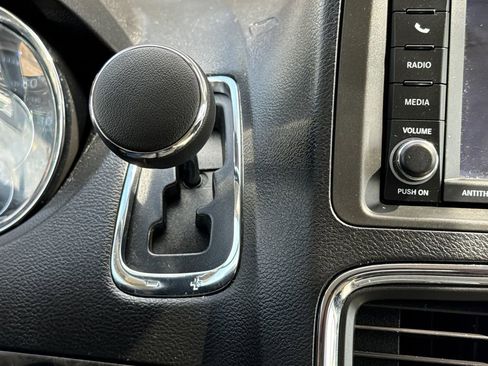 Used 2015 Chrysler Town & Country Touring-L w/ Driver Convenience Group image 27