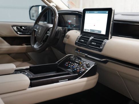 Used 2020 Lincoln Navigator L Reserve w/ Luxury Package AWD/4WD image 17