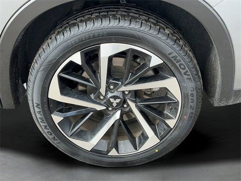 Used 2024 Mitsubishi Outlander SE image 9