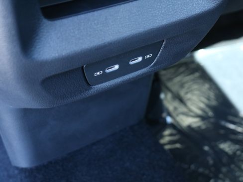 New 2025 Volkswagen Tiguan SE image 17