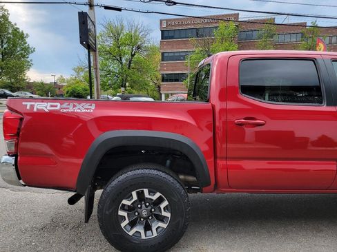 Used 2017 Toyota Tacoma TRD Off-Road image 11