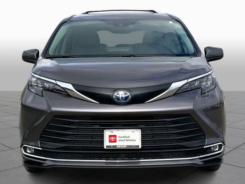 Used 2024 Toyota Sienna XLE image 3