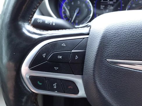 Used 2020 Chrysler Pacifica Touring-L FWD image 15
