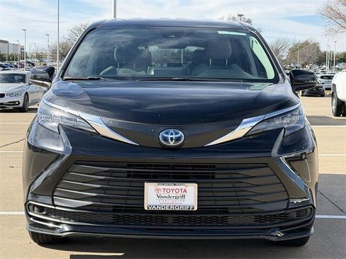 Used 2024 Toyota Sienna LE image 8