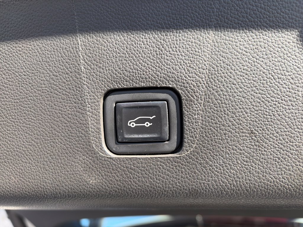 Used 2023 Chevrolet Traverse Premier AWD/4WD image 9