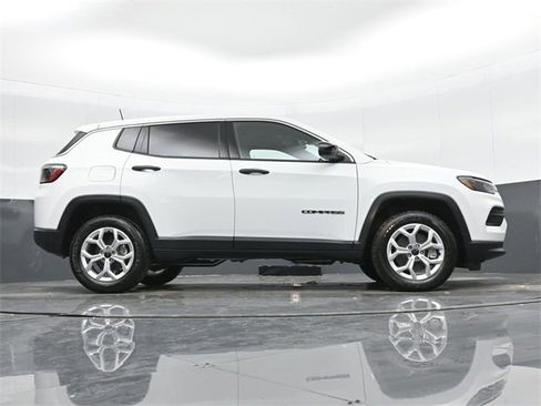 Used 2025 Jeep Compass Sport image 39