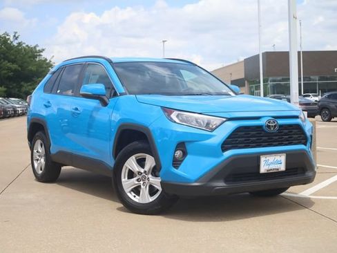 Used 2021 Toyota RAV4 XLE FWD image 2
