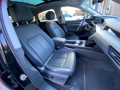 Used 2022 Audi e-tron Premium Plus image 28