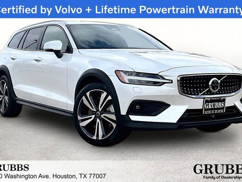 Used 2025 Volvo V60 B5 Cross Country Plus image 1