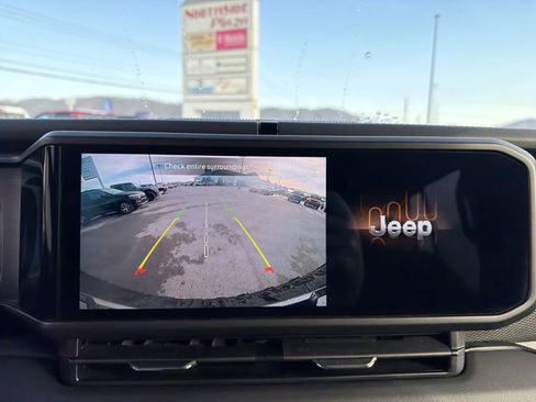 Used 2025 Jeep Wrangler Unlimited Rubicon AWD/4WD image 27