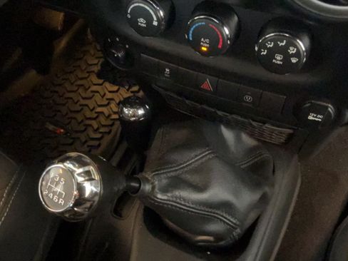 Used 2017 Jeep Wrangler Unlimited Rubicon w/ Connectivity Group AWD/4WD image 37