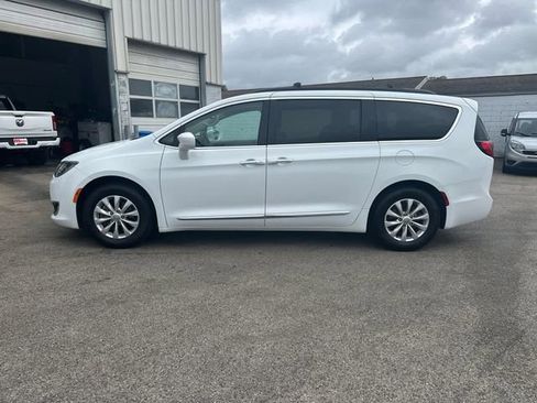 Used 2017 Chrysler Pacifica Touring-L image 2