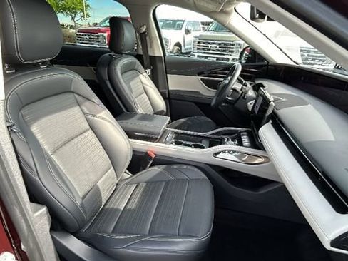 Used 2025 Lincoln Nautilus Reserve image 11