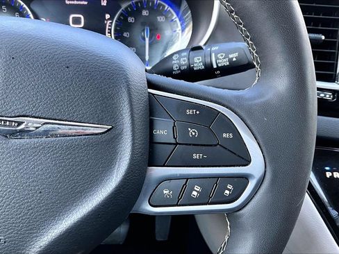 Used 2024 Chrysler Pacifica Touring-L FWD image 29