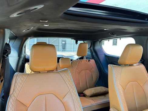 Used 2023 Chrysler Pacifica Pinnacle FWD image 85