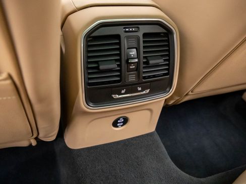 Certified 2025 Porsche Macan image 20