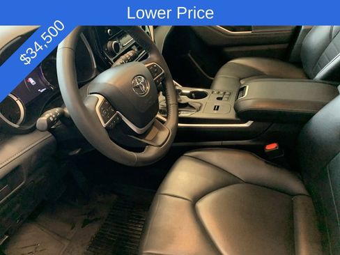 Used 2023 Toyota Highlander XLE image 3
