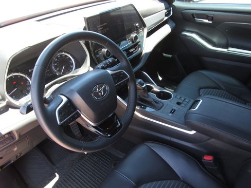 Used 2023 Toyota Highlander XSE FWD image 17