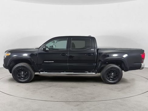 Used 2020 Toyota Tacoma SR5 AWD/4WD image 2