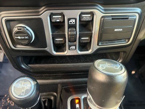 Used 2018 Jeep Wrangler Unlimited Sahara image 39