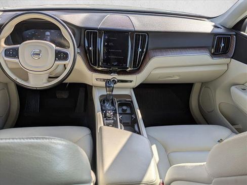 Used 2021 Volvo XC60 T5 Momentum w/ Premium Package image 15