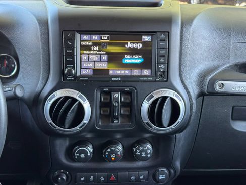 Used 2015 Jeep Wrangler Unlimited Sahara w/ Connectivity Group AWD/4WD image 16