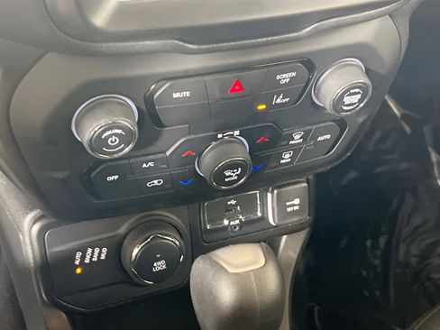 Used 2022 Jeep Renegade Latitude w/ Convenience Group image 16