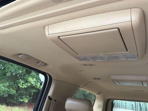 Used 2010 Cadillac Escalade ESV Premium RWD image 6