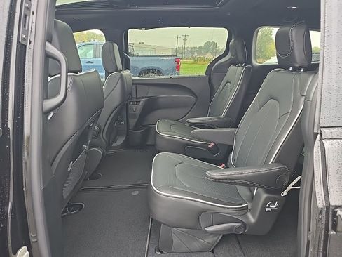 New 2026 Chrysler Pacifica Limited w/ S Appearance Package FWD image 19