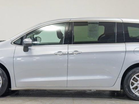 Used 2023 Chrysler Voyager LX image 3