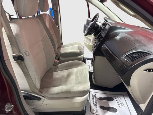 Used 2018 Dodge Grand Caravan SE w/ UConnect Hands-Free Group FWD image 17