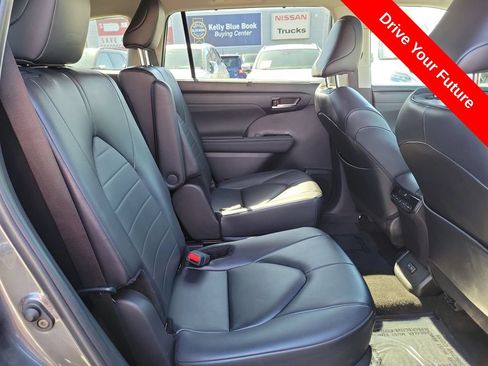Used 2024 Toyota Highlander XLE FWD image 20