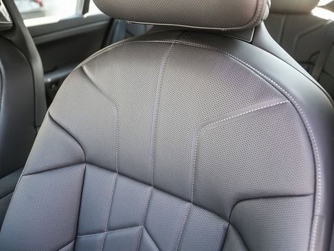 Used 2025 BMW 750e xDrive w/ Premium Package AWD/4WD image 21